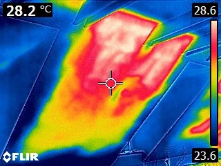 Kamera termowizyjna w trakcie badania budynku